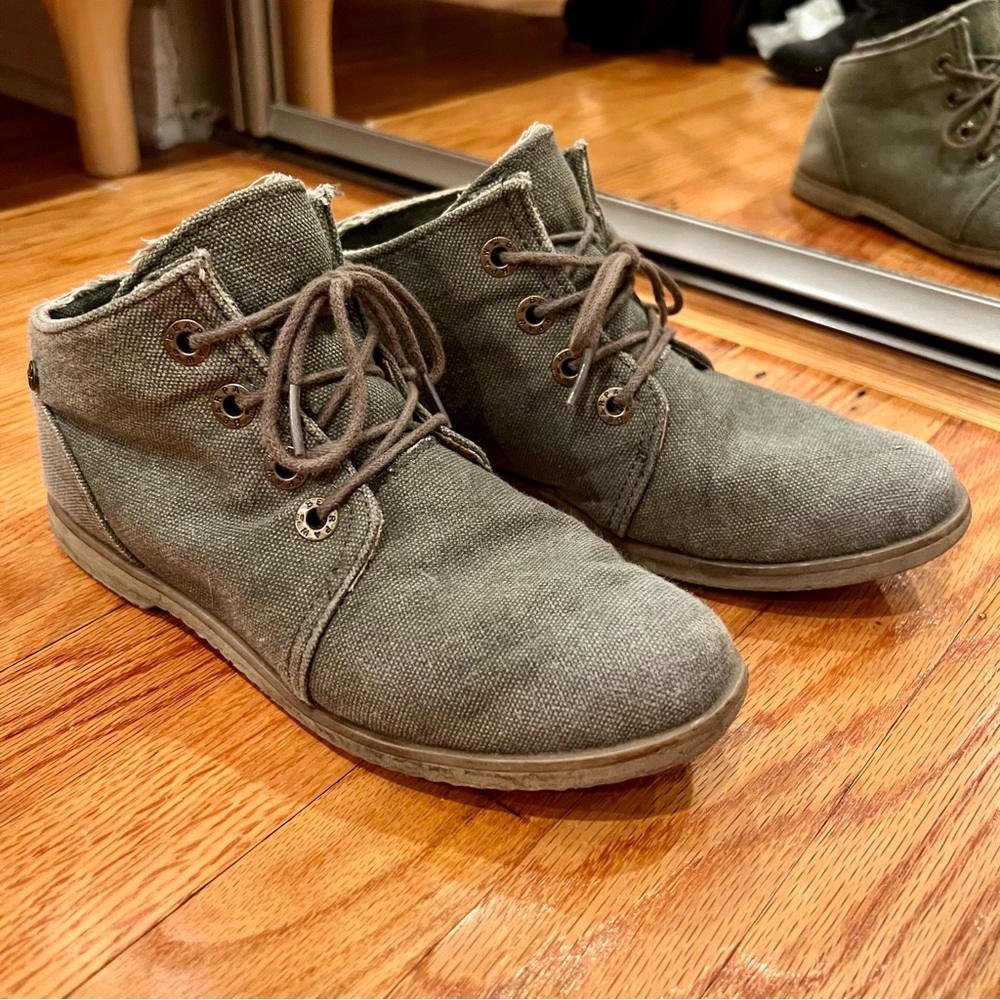 Bearpaw Distressed Style Lace Up Women’s Shoes